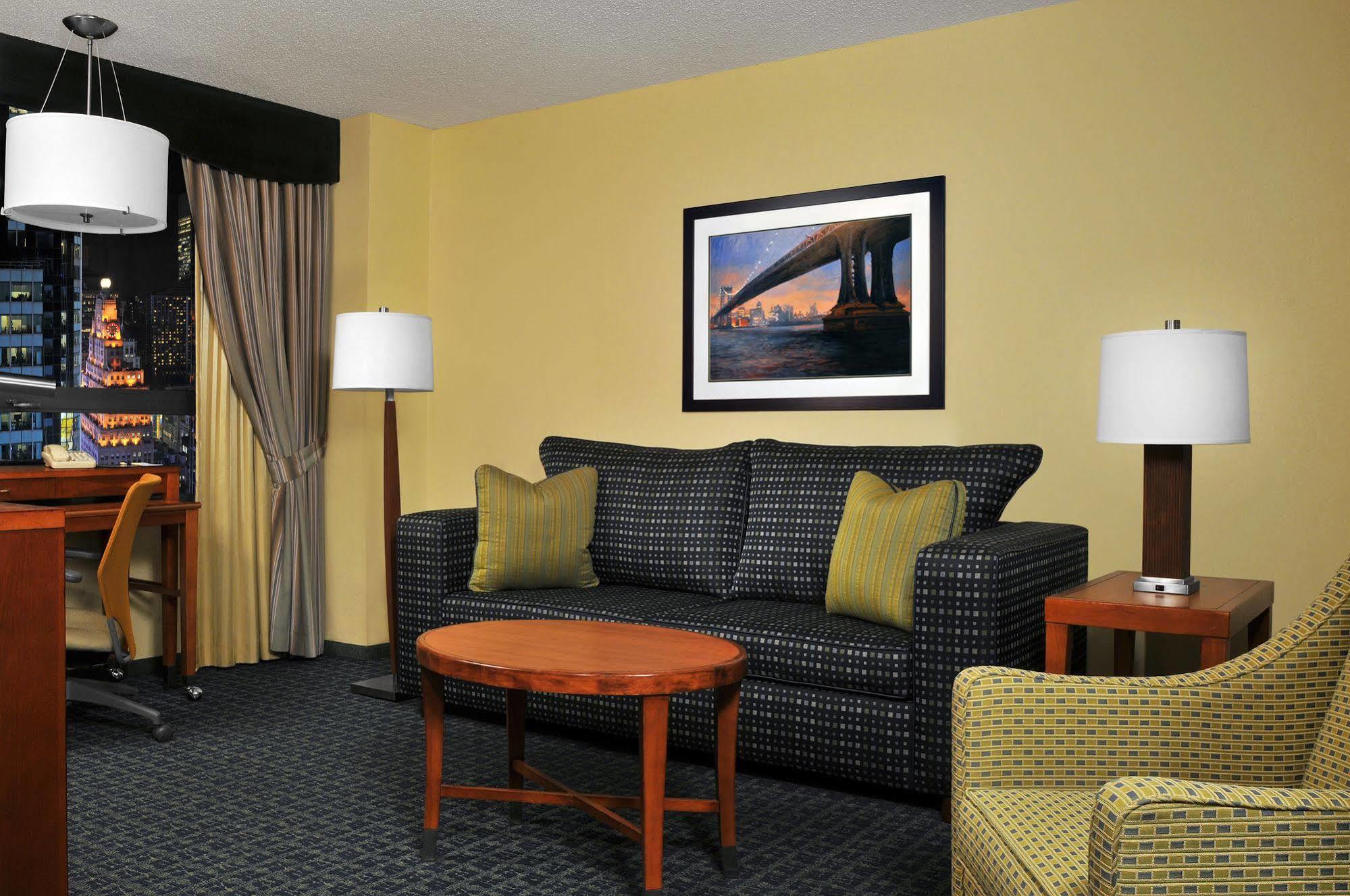 Doubletree Suites By Hilton Nyc - Times Square Нью-Йорк Номер фото